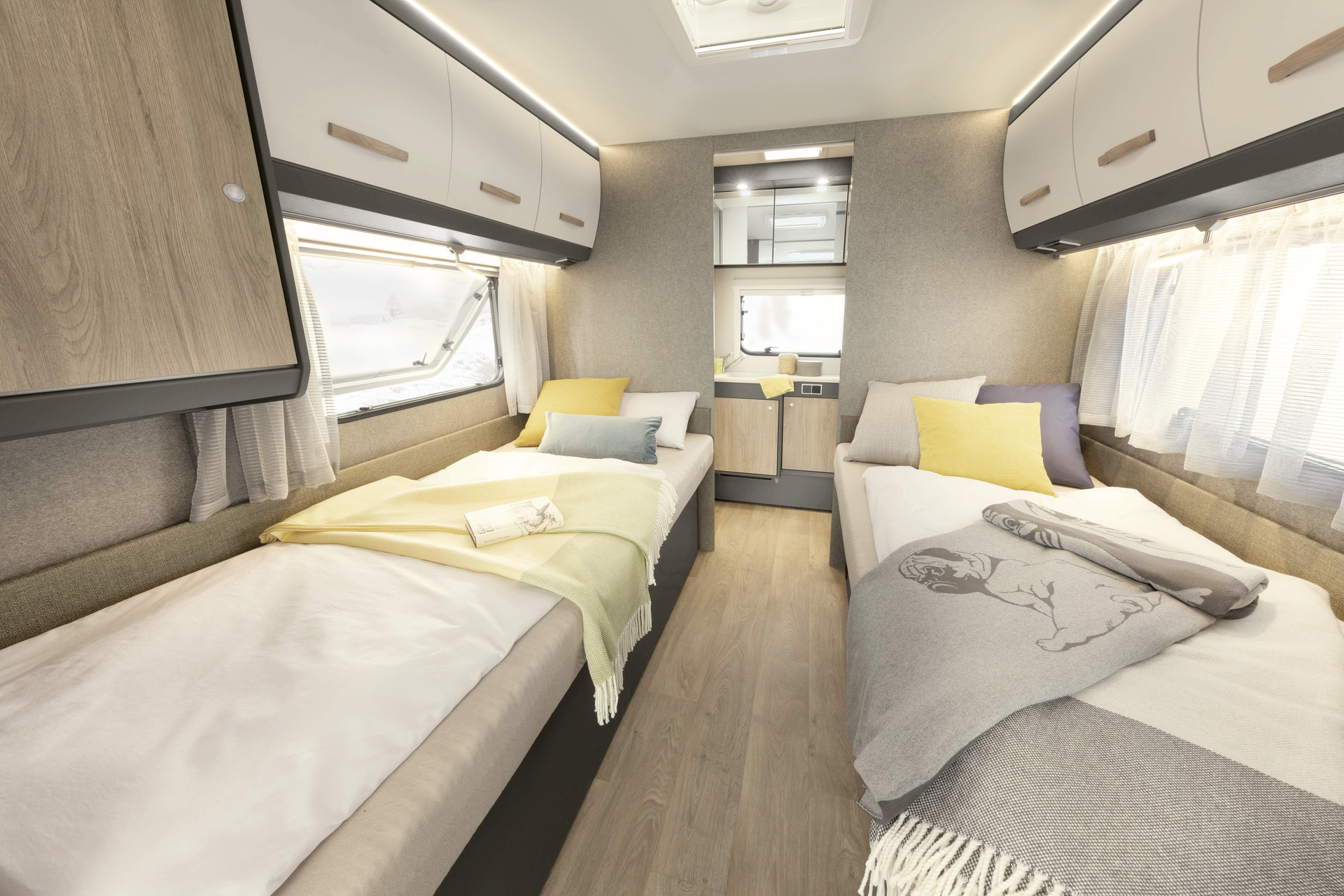 The comfortable single beds promise a restful night's sleep. The adjoining generous bathroom stretches across the full width of the vehicle • 670 BET | Tarragona