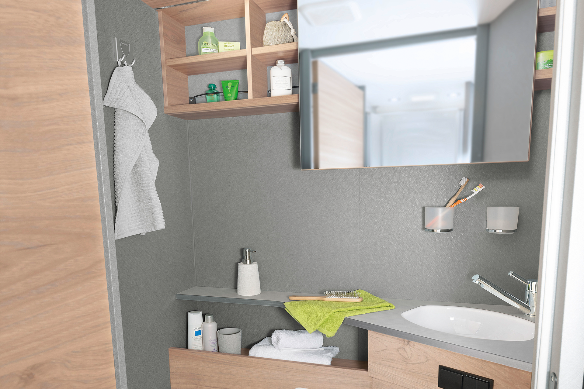 Bright and modern washroom with practical mirror that can be moved sideways, as well as numerous shelves and storage options • T 7052 DBL