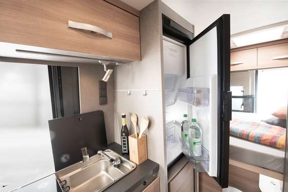 Großzügiger Kompressor-Kühlschrank (84l inkl. 6l Frosterfach) in ergonomischer, gut zugänglicher Höhe. Für mehr Komfort bietet die Küche eine erweiterbare, klappbare Arbeitsplatte