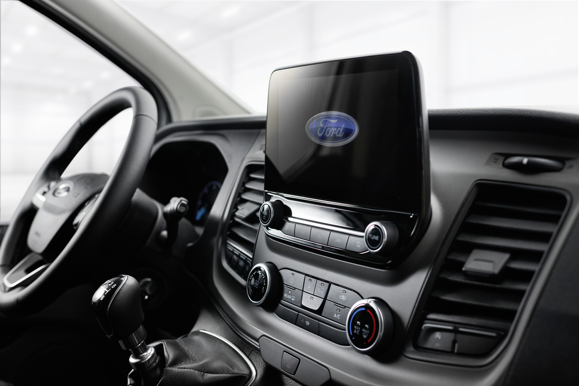 Ford audio system with DAB+, reversing camera with image of the rearward travel path shown on the multifunction display, air-conditioning including dust and pollen filter.