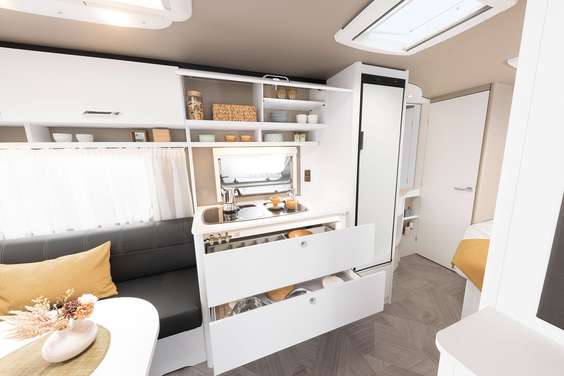 All the kitchen you need: spacious overhead lockers and roomy drawers with soft-close system for plentiful storage space • 495 FR | Ronda