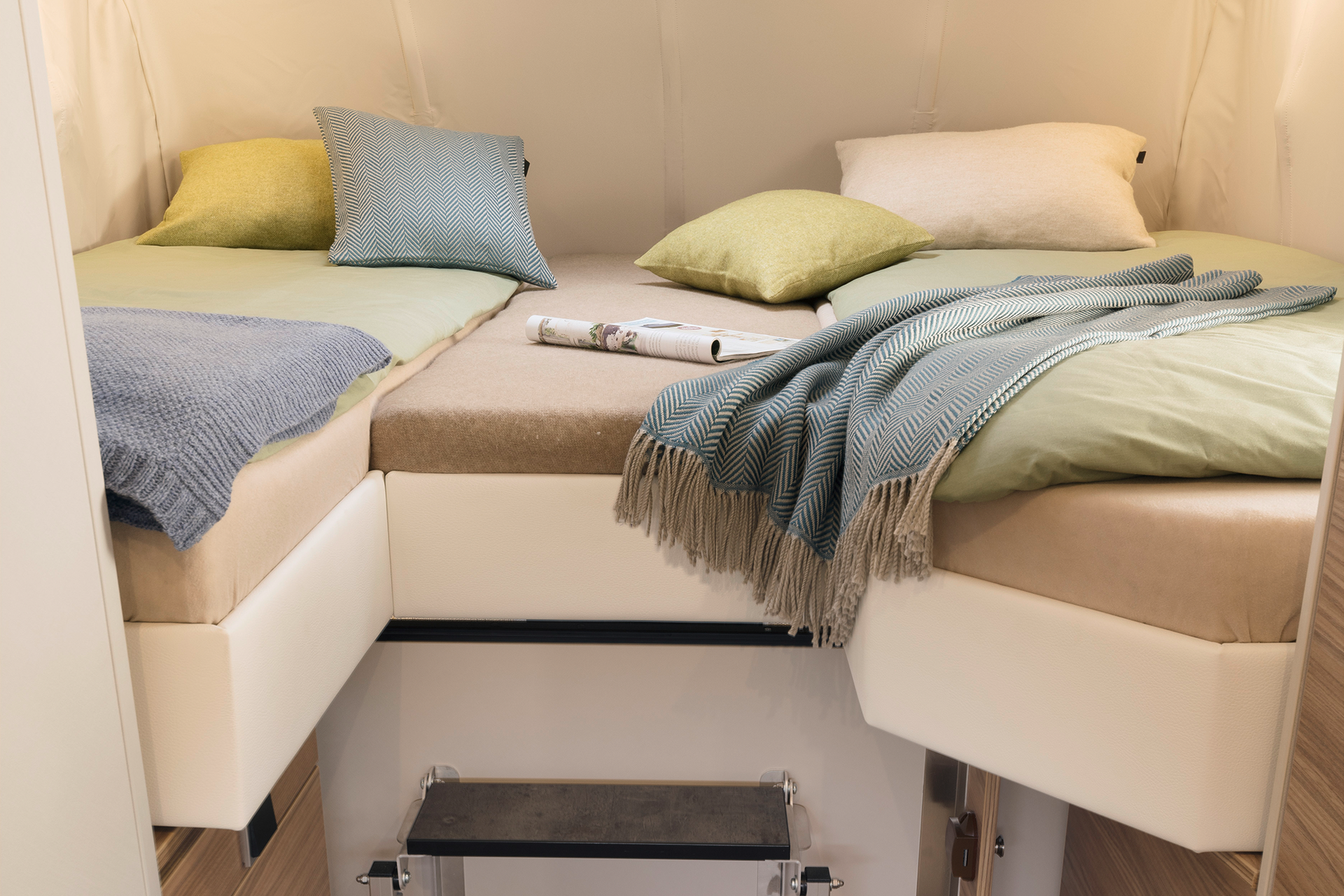 A comfortable single bed – also in the A Class! In this case, as an electrically adjustable pull-down bed that can be lowered far enough to make access a breeze. • I 7820-2