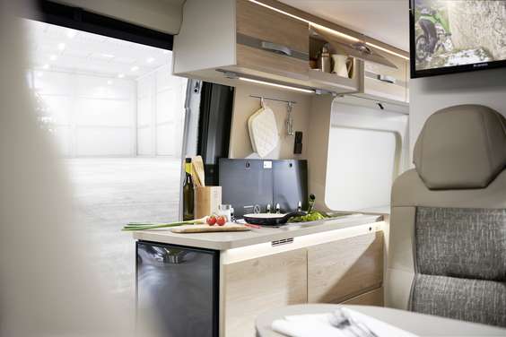 Kochen (fast) wie zu Hause. Raum und Fläche optimal genutzt. Der große Kühlschrank ist durch eine Tür mit einem Öffnungswinkel von 180° von Außen und Innen gut zu erreichen.