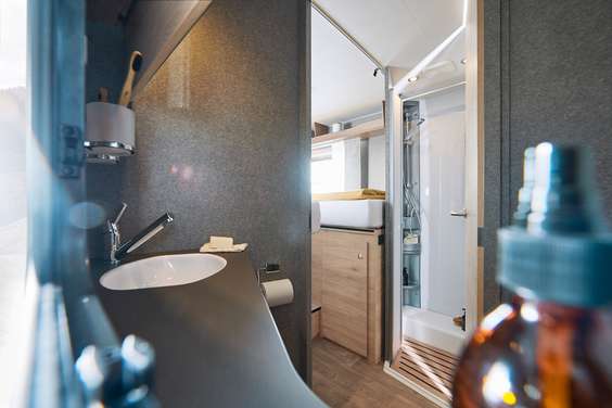 Hochwertige Materialien und Verarbeitung verleihen auch dem Bad einen Hauch von Luxus. • T 7055 EB