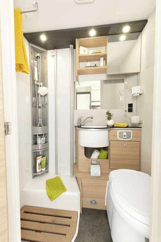 Der T / I 6 verfügt über eine großzügige, separate Duschkabine, ein gut zugängliches Waschbecken und viel Stauraum • T/I 6