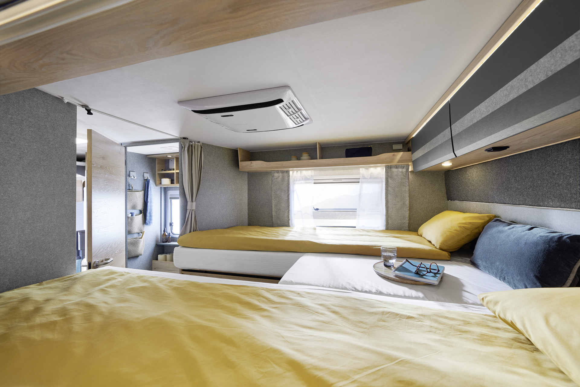 Die großen, 215 cm langen Einzelbetten sind mit 150 mm dicken Kaltschaummatratzen und Holzlattenrost für besten Schlafkomfort ausgestattet. Im Comfort Paket ist auch die Möglichkeit des Umbaus zu einem riesigen Doppelbett bereits beinhaltet.