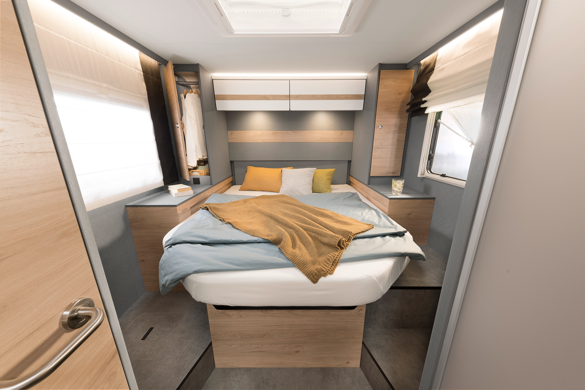 Versatile sleeping arrangements: the comfortable single beds can also be easily combined to form a double bed (option) • T 7052 EB