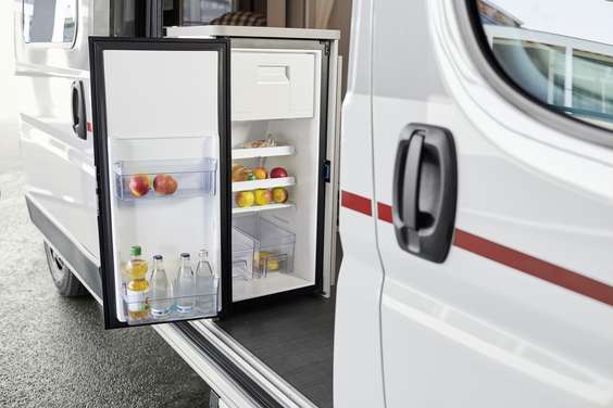 Enjoy some (mobile) home cooking. The kitchen makes optimal use of the available space. Thanks to a door that opens 180°, the large fridge is easily accessible from both outside and inside the vehicle.