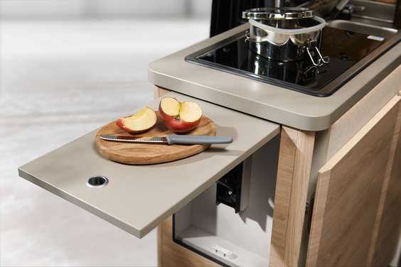 The comfortable work surface can be extended thanks to the sturdy, fold-out worktop.