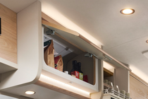 Chic and modern – the handleless overhead lockers in the Globetrail feature bevelled edges and dimmable lighting (90th Anniversary Equipment).
