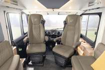 Komfortable SKA Piloten-Luftschwingsitze inkl. Sitzbelüftung und Sitz-Heizung (Option).