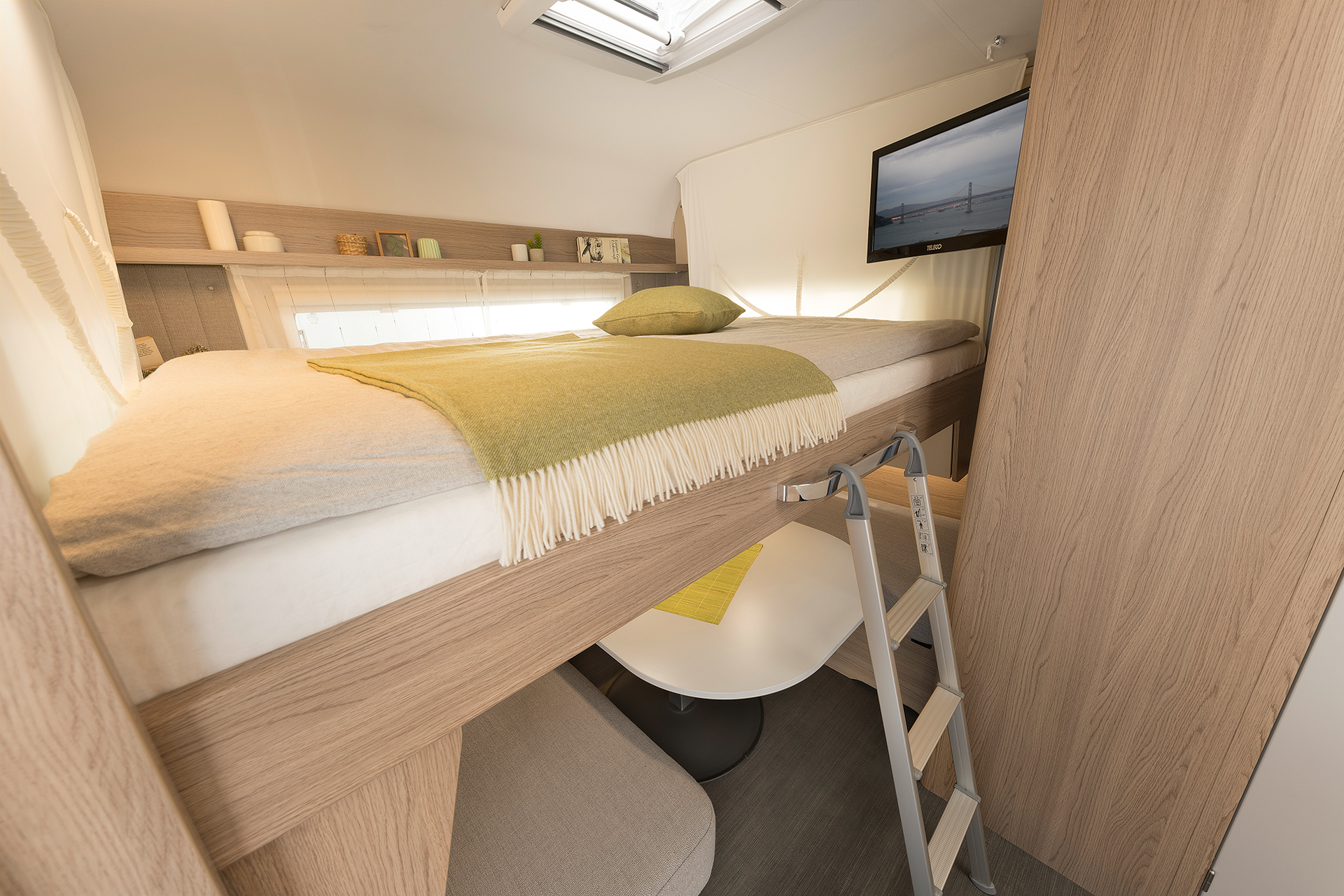 Travel as a couple or with friends in total comfort thanks to the practical pull-down bed above the seating lounge • 530 ER | Skagen