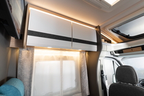 Indirekte Ambiente-Beleuchtung über den Dach-Stauschränken (Option) im Reisemobil.