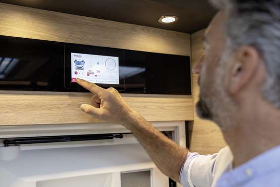 Dethleffs Connect - Ihr digitales Steuerzentrum! Rufen Sie wichtige Fahrzeugdaten ab und steuern Sie relevante Verbraucher wie Kühlschrank, Heizung oder Klimaanlage über ein Touchdisplay im Wohnraum oder über die Handy-App.