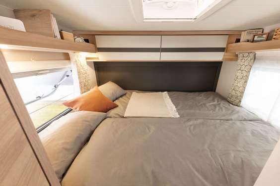 Das quer eingebaute Doppelbett verwöhnt mit einer Liegefläche von 200 x 145 cm. Es bietet wie auch die Einzelbetten perfekten Schlafkomfort dank 150 mm dicker 7-Zonen-Matratze aus klimaregulierendem Material • T / I 1