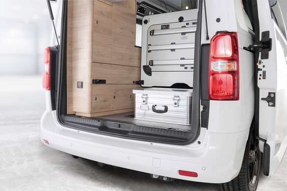 Generous storage space behind the bench seat. Everything is easy to reach and flexible in use.