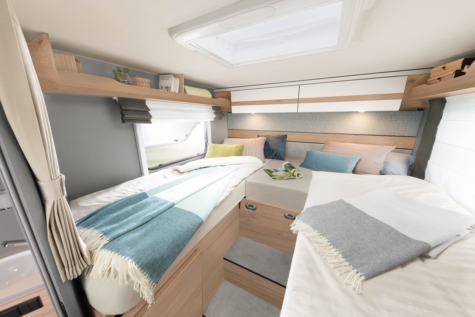 Versatile sleeping arrangements: the comfortable single beds can also be easily combined to form a double bed • T 7052 EB