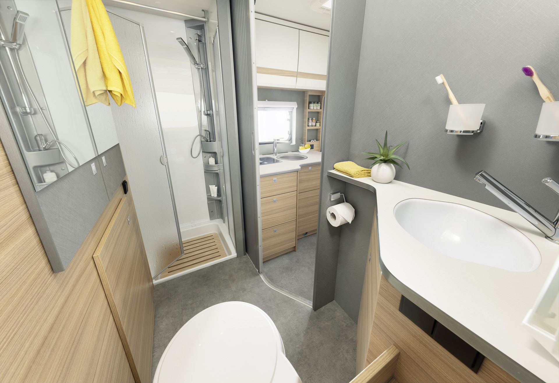 The rear bathroom, which extends across the entire width of the vehicle, is simply spectacular. With separate shower and huge wardrobe. • T 6762