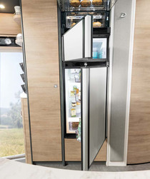 Optionally available: 177-litre fridge / freezer combination with oven. The doors can even be opened in either direction thanks to a double hinge!
