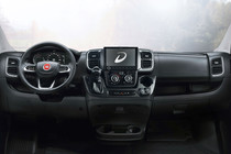 Serienmäßig mit Tempomat, Fahrerhaus-Klimaanlage, Fahrer- und Beifahrer-Airbag u.v.m. (Abb. zeigt optionales 10“ Display)