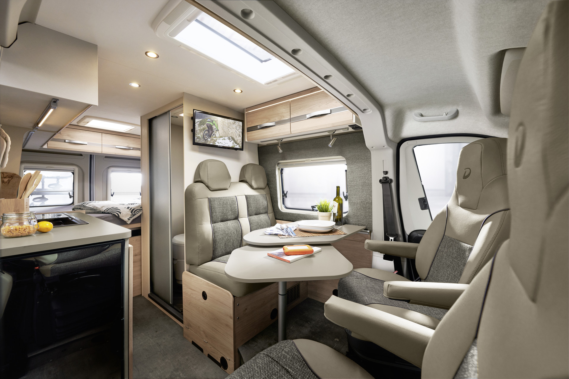 High-quality materials, tasteful colour schemes and exquisite workmanship make the Globetrail a genuine Dethleffs vehicle. The flush-fitting windows are included in the 90 Years edition.