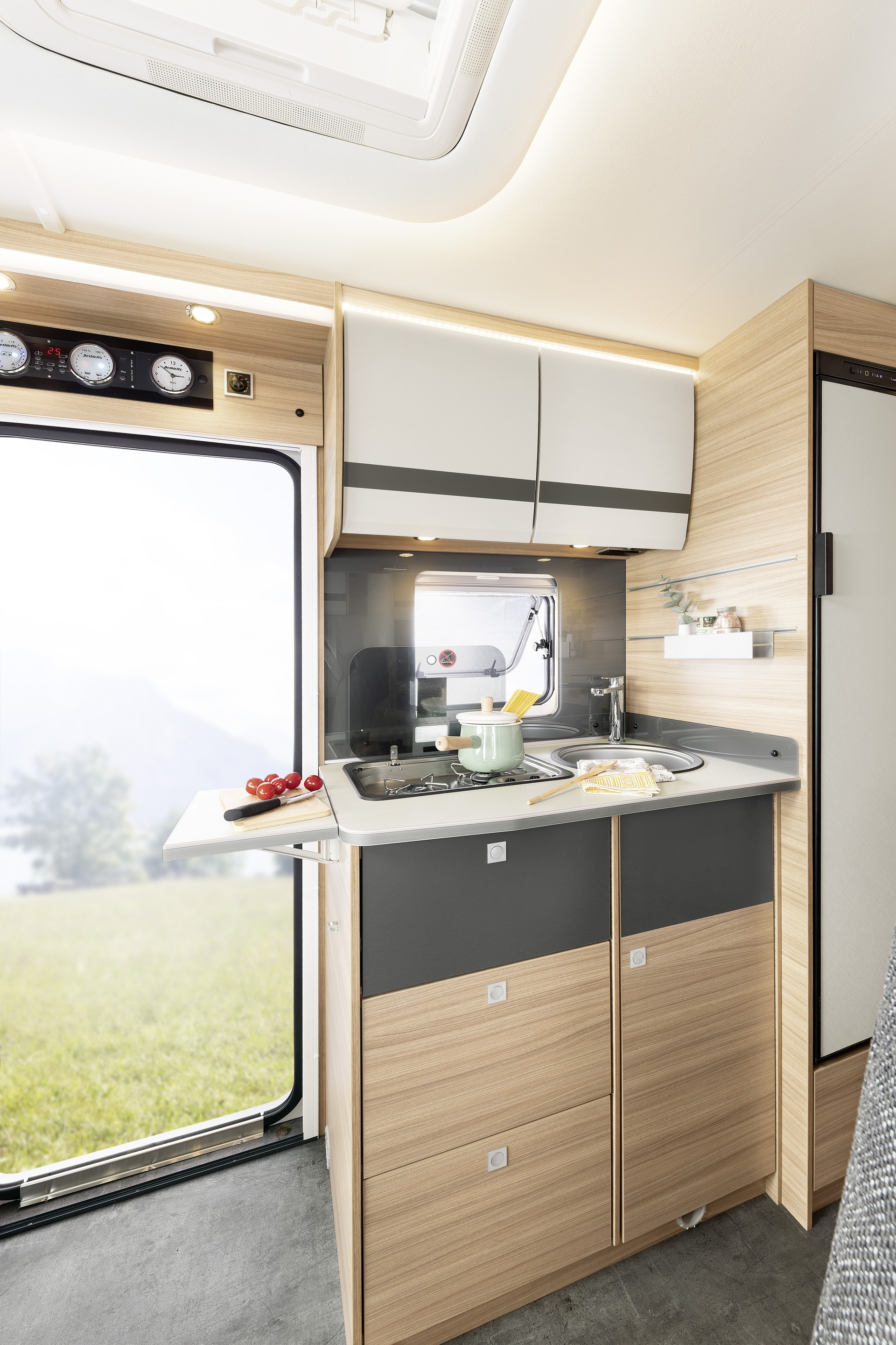 Compact, yet packed everything you need – fully equipped kitchen with hot-water system, gas cooker, large drawers and fridge • T/I 6