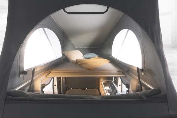 The pop-up roof with panoramic view houses two comfy beds with cup springs and a sleeping area of 1.20 x 2.00 m.
