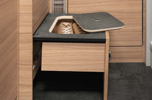 Handy: the extendable step for the bed can also be used as a storage compartment (T/I 1)