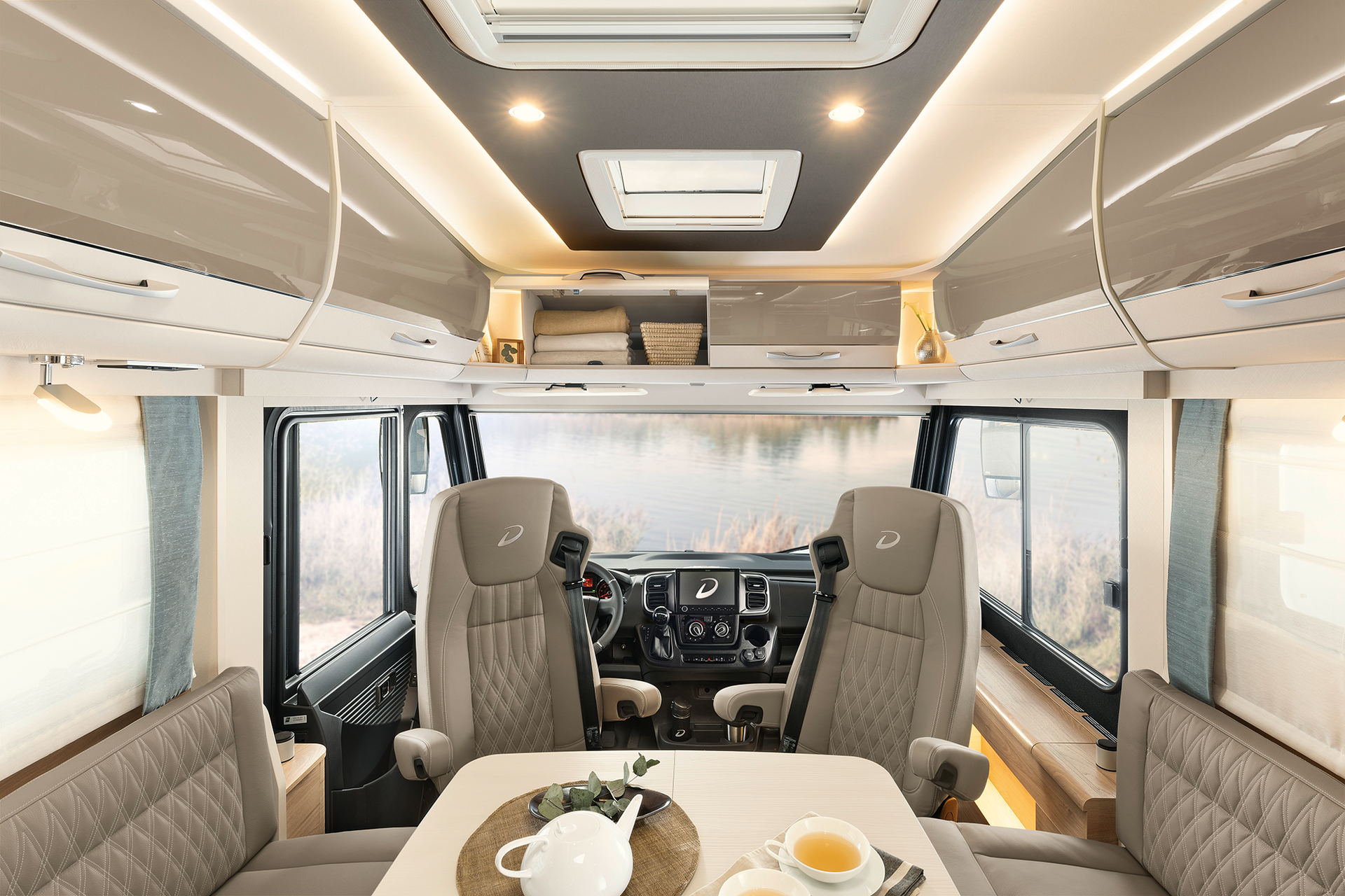 The alternative: furniture in the cab instead of a pull-down bed! This creates an even greater sense of spaciousness and more headroom – as well as additional storage options (optional)