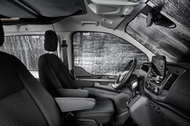 Thermoisolierung und Fensterverdunklung für das komplette Fahrzeug – hält Blicke draußen und angenehme Temperaturen drinnen.