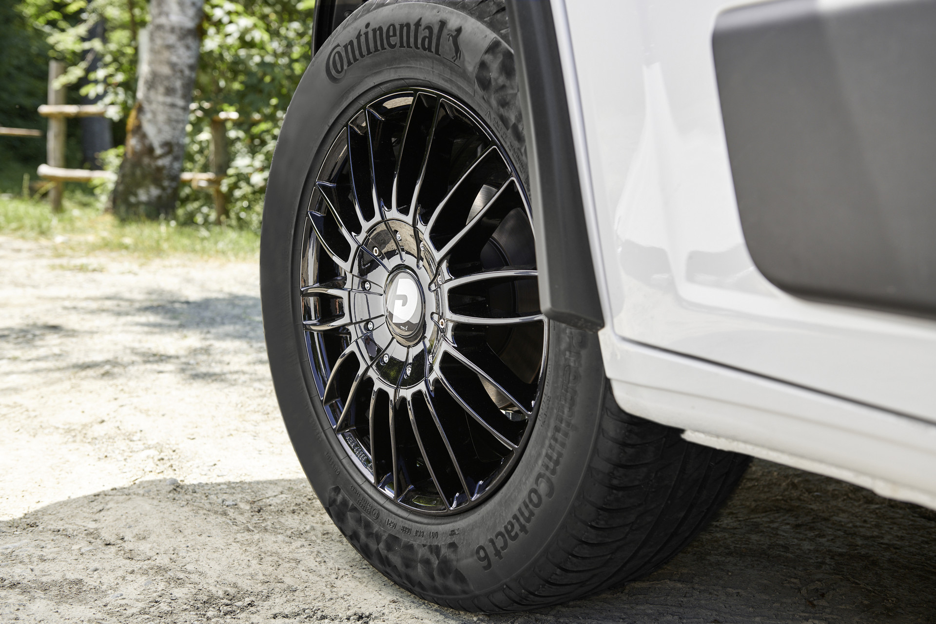 Black gloss 18" alloy wheels lend your Globetrail an individual touch.