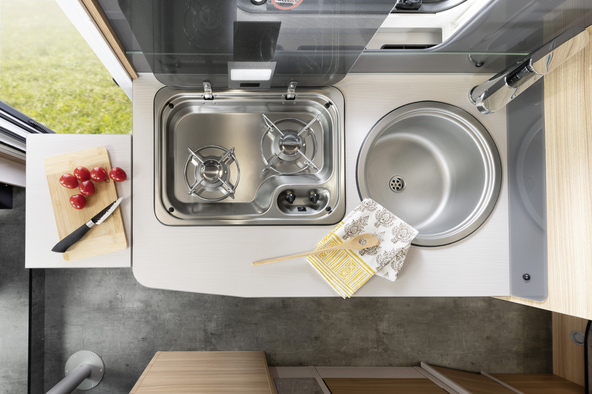 The worktop extension can be folded away very quickly when it is not needed. The 2-burner gas hob features an integrated piezo ignition. • T / I 6