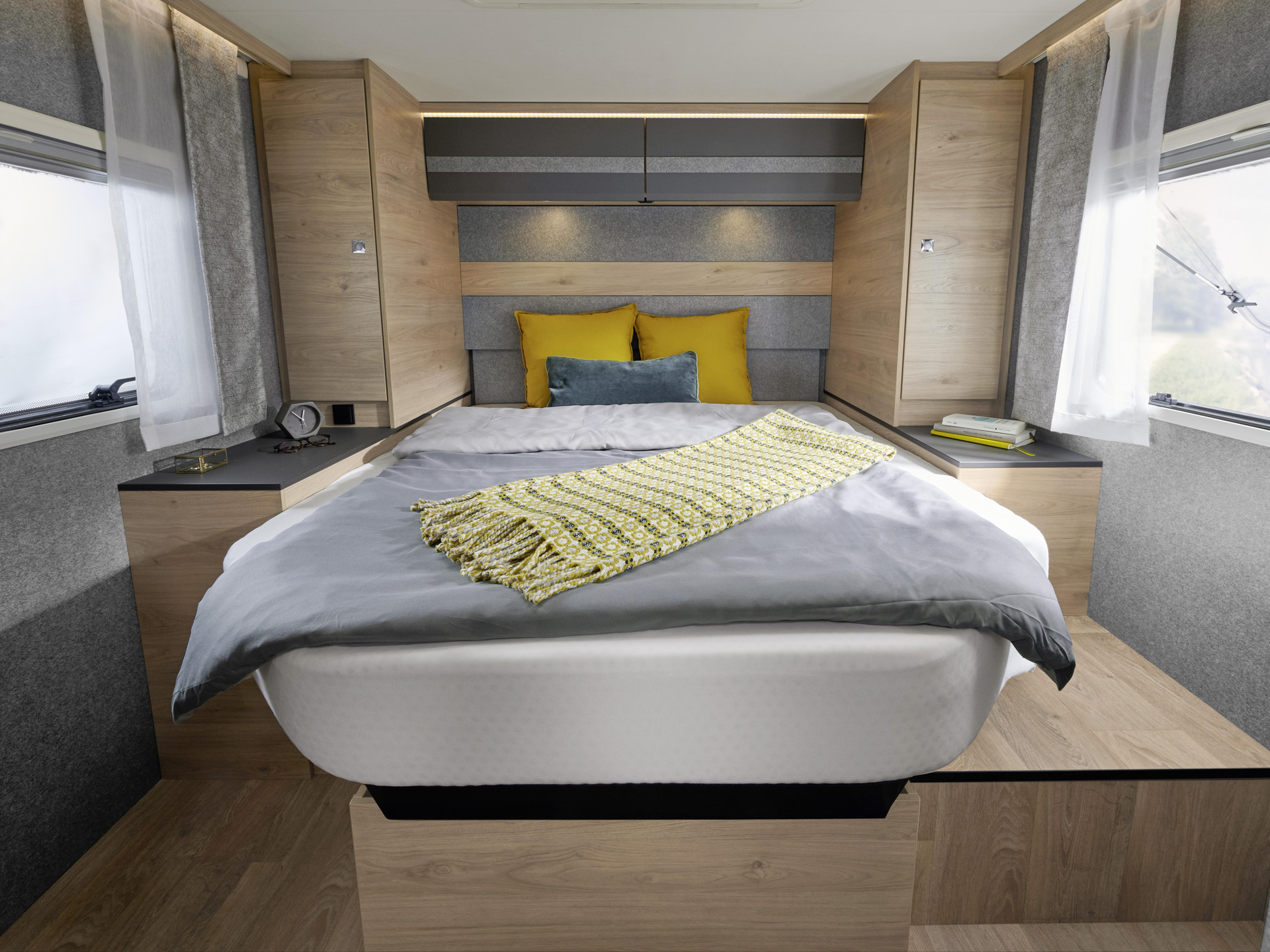 The 190 x 150 cm queen bed is height-adjustable as standard. Would you prefer more space in the rear garage or extra headroom in the bedroom? You can decide depending on how much cargo you need to load.