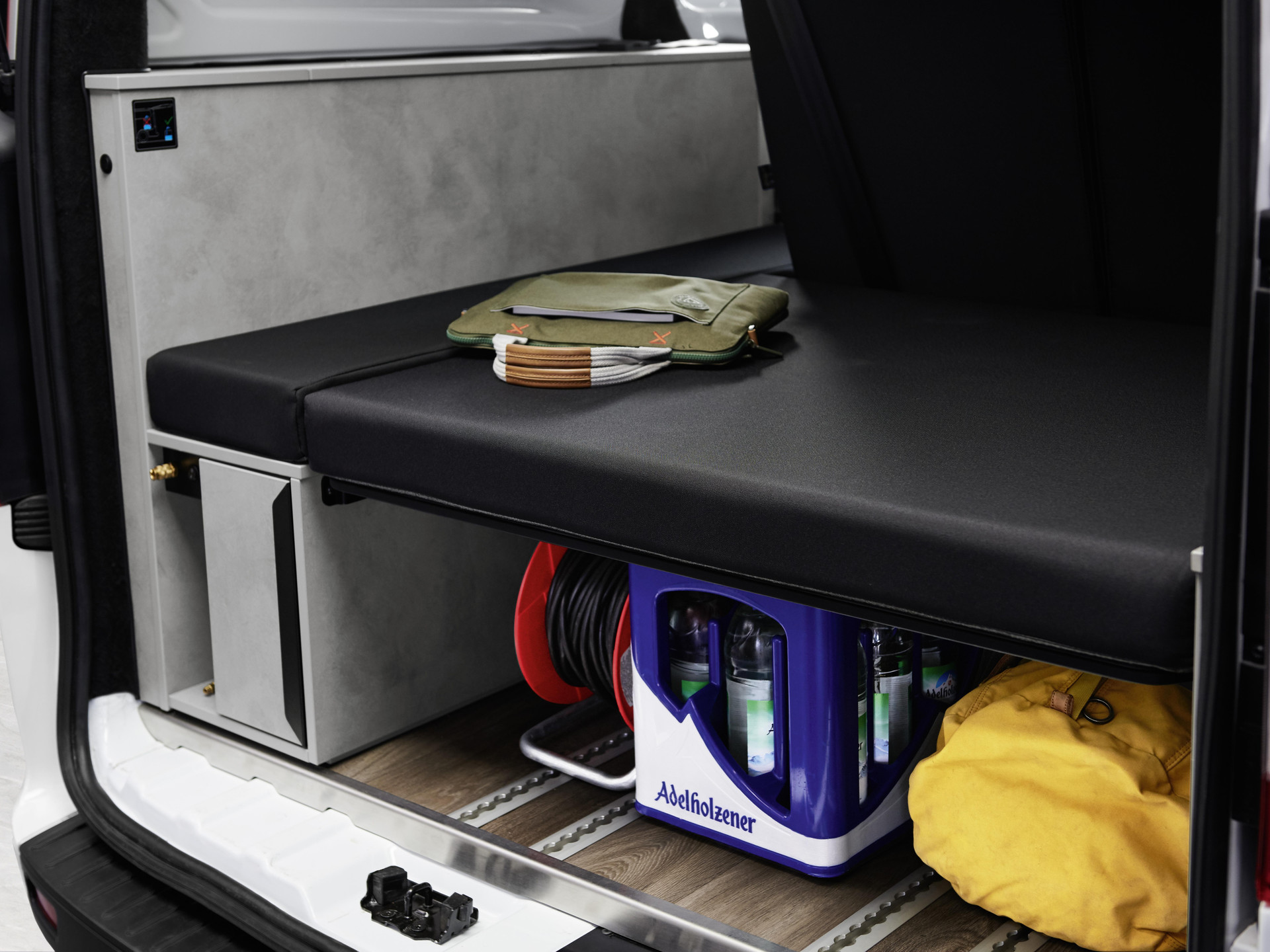 The space under the sleep bench extension offers plenty of space for luggage, shopping and all those things you always need with you.