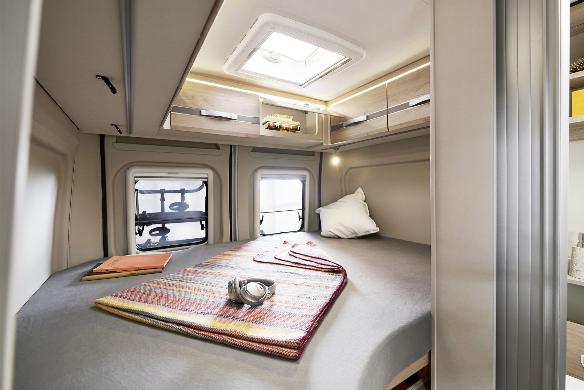 Double bed and lounger in one. Of course with a foldable bed frame. The indirect lighting from the overhead lockers creates a pleasant ambiance.