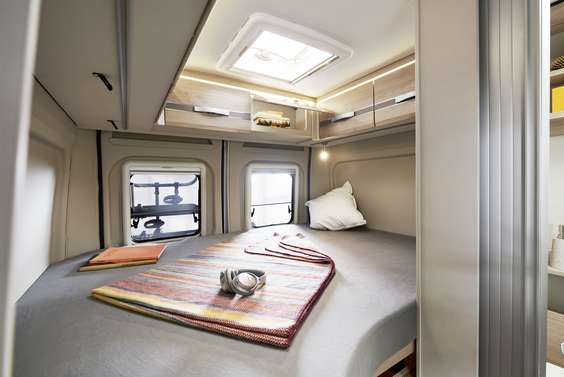 Doppelbett und Liegewiese in einem. Selbstverständlich mit echtem Klapp-Lattenrost. Die indirekte Beleuchtung der Dachschränke schafft ein angenehmes Ambiente.