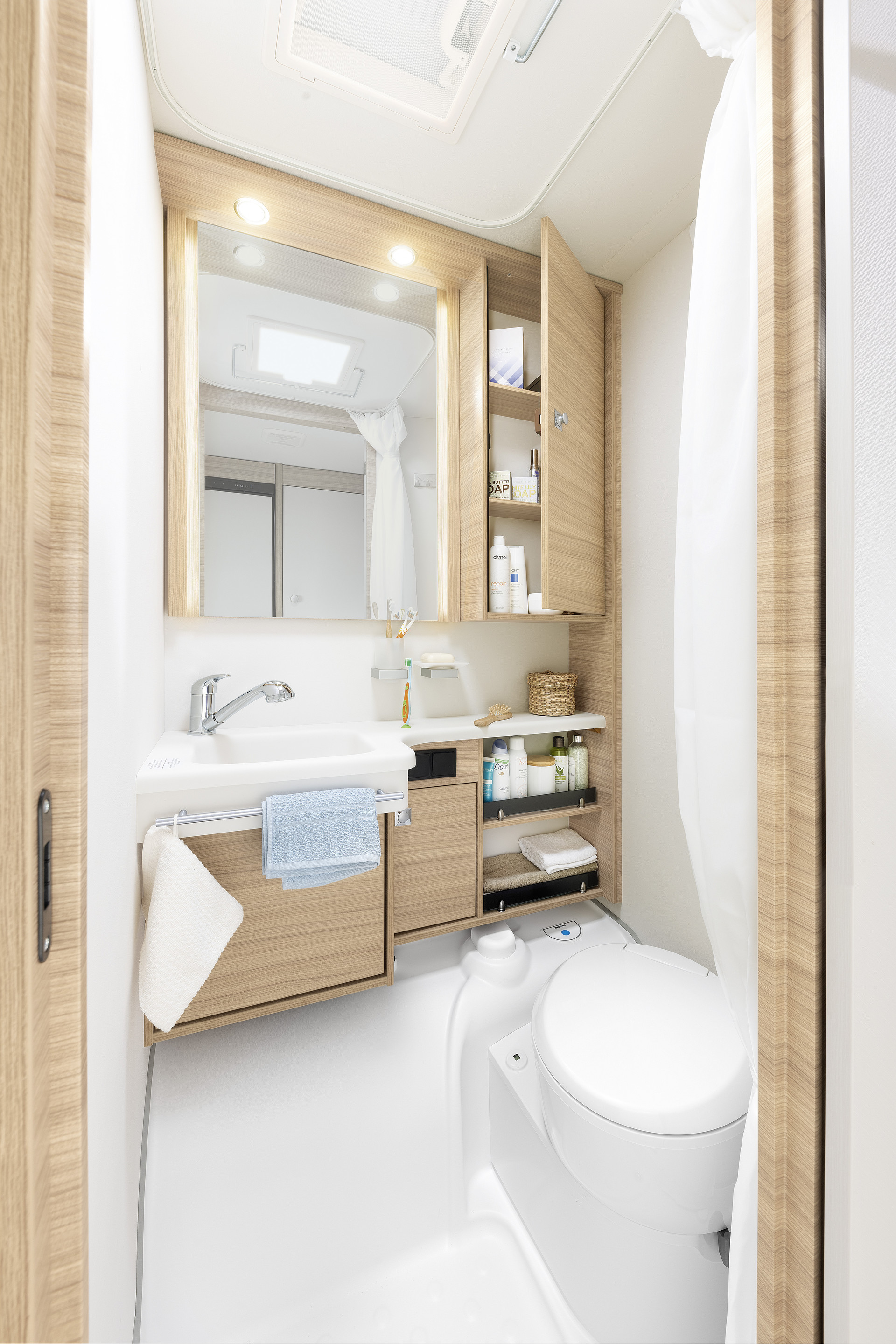 With its compact bathroom, the Camper includes everything you need to freshen up for your holiday • 550 ESK | Mount