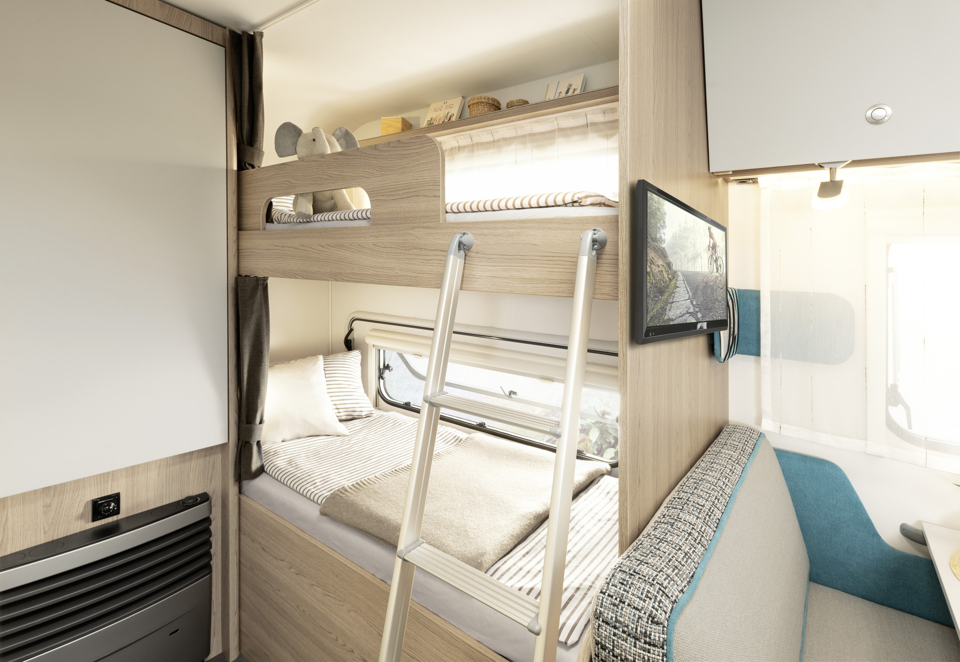 Sweet dreams! Ideal for smaller campers – cosy bunk beds with a view • 490 QSK | Fyn
