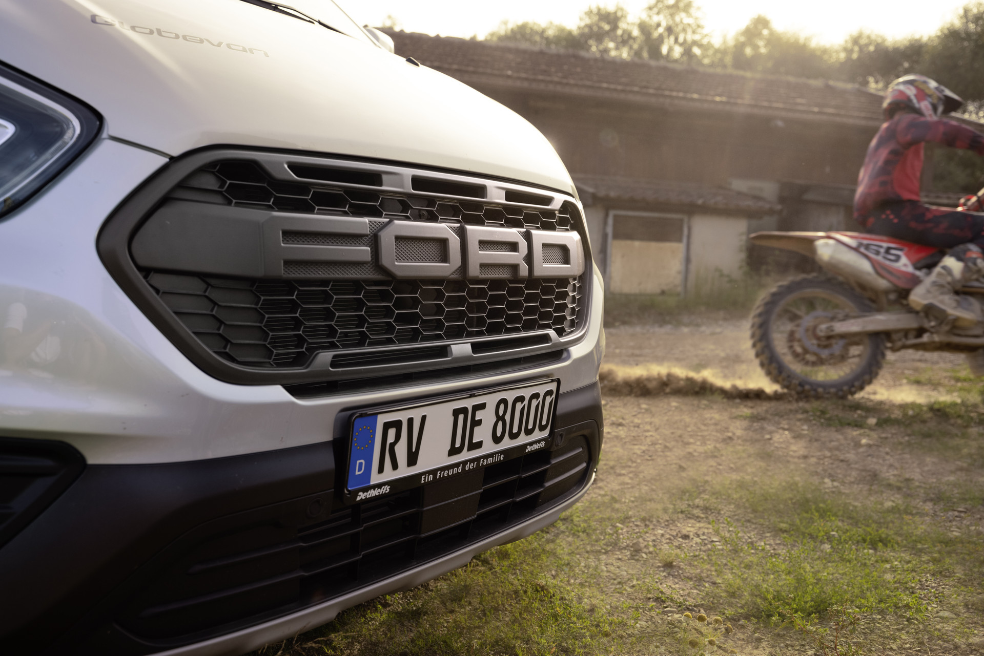 Front and rear bumpers in dark accent colour. Dark grille in Trail design with distinctive Ford lettering.