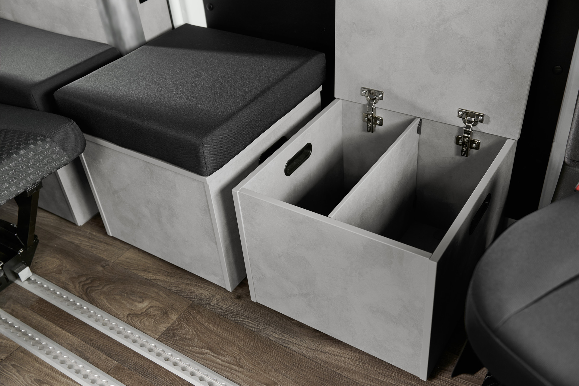 Two storage boxes attached with knurled screws offer plenty of space for everything that has to be easily accessible and can also be used as stools outside of the vehicle.