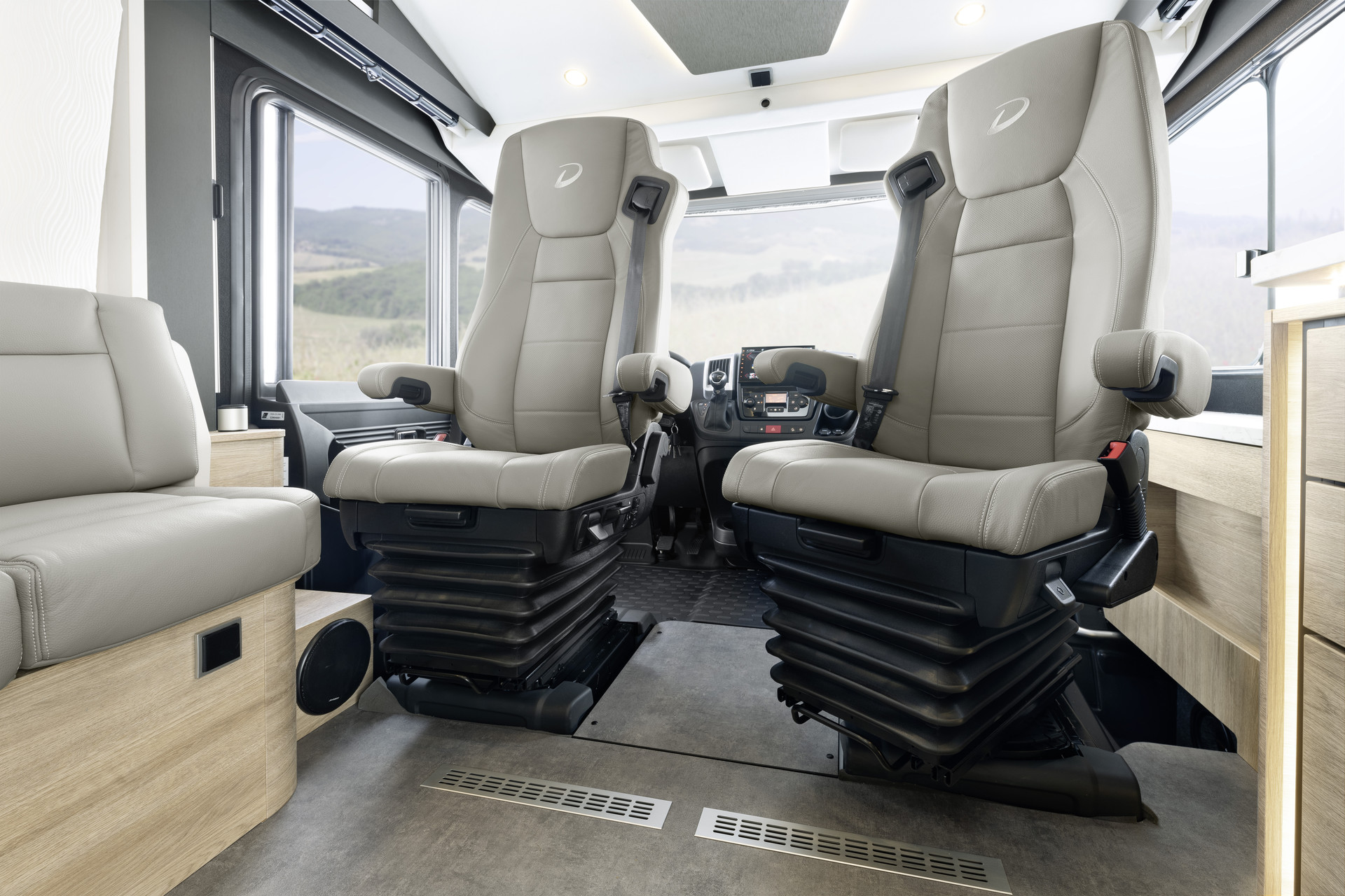 Travel first class thanks to shock- absorbing hydraulic seats with a heated and ventilated seat surface (option)