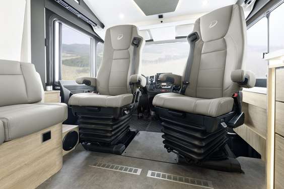 First class Reisen mit stoßabsorbierenden Luftschwingsitzen inkl. beheizter und belüfteter Sitzfläche (Option).