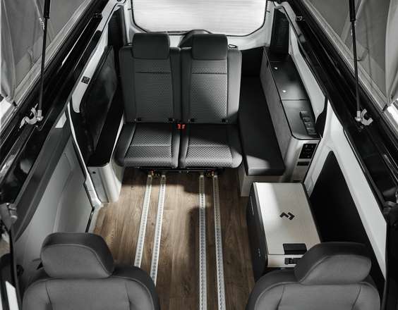 4-seater: the standard configuration with four seats and four berths.