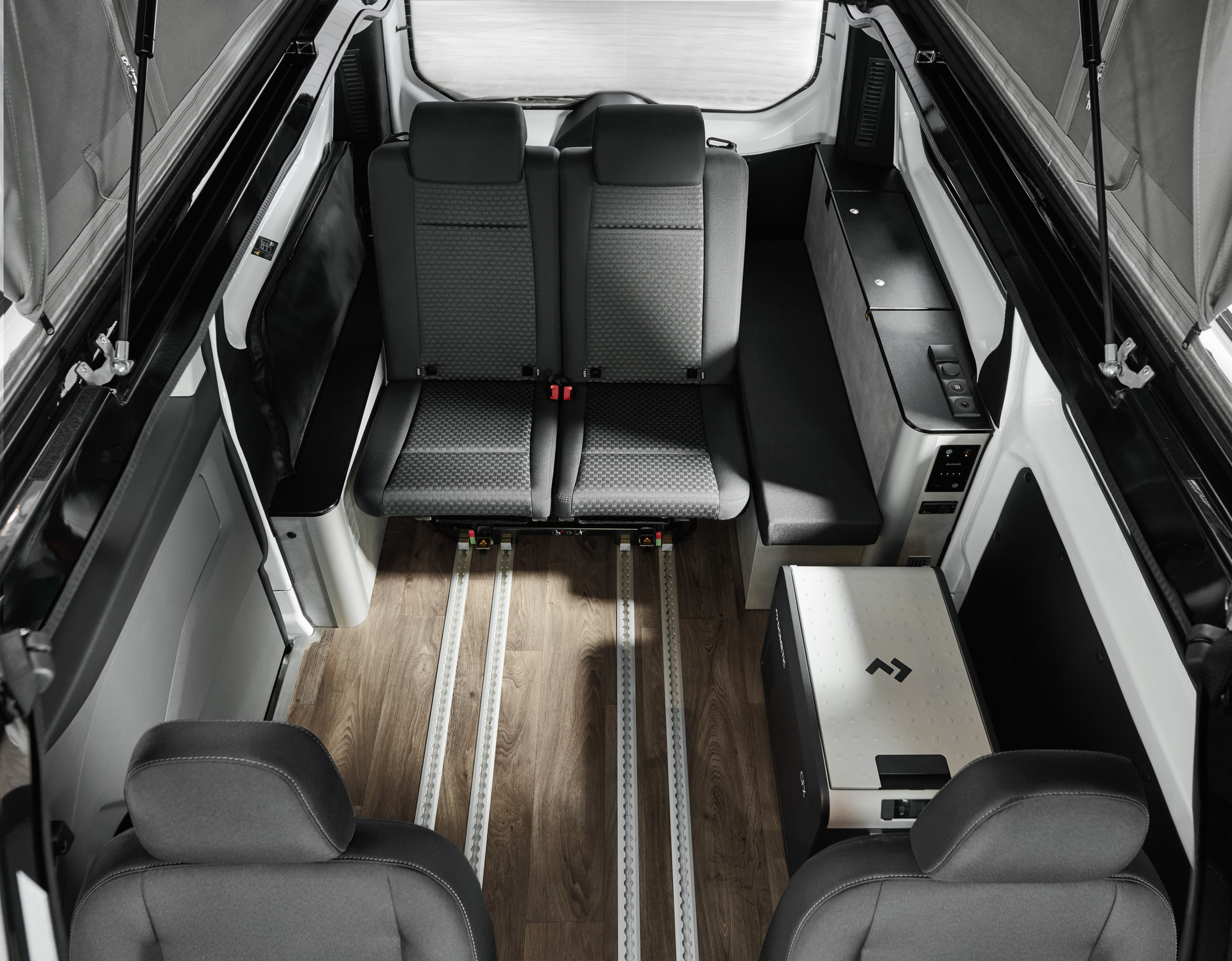 4-seater: the standard configuration with four seats and four berths