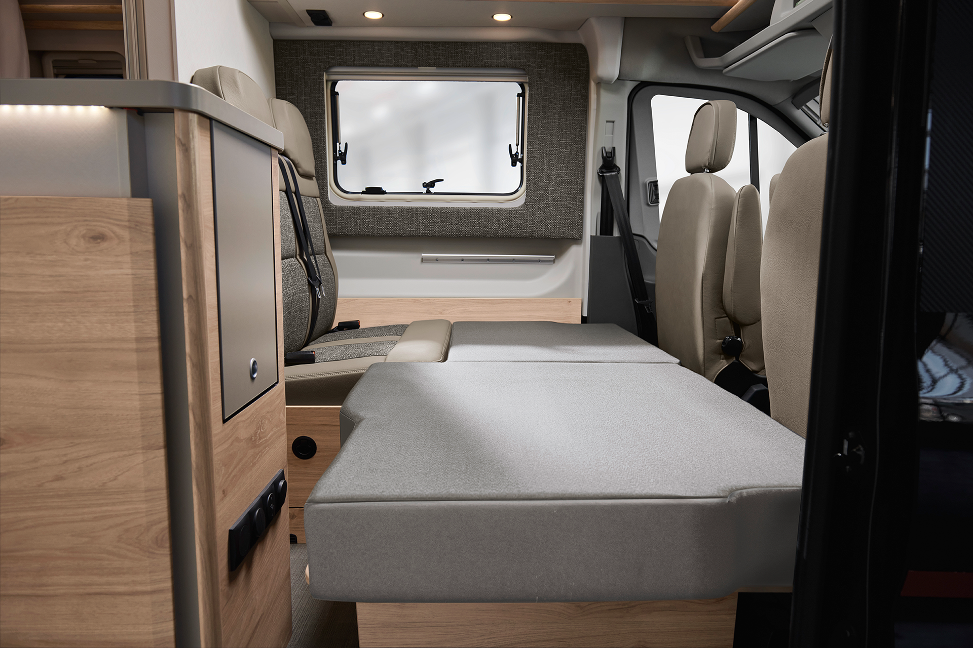 The seating lounge can be converted to create an additional berth with a sleeping area of 168x101/78 cm.