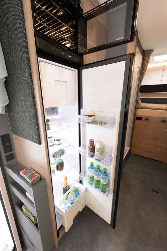 r hochgsetzte Kühlschrank hat 137 l Volumen inkl. eines 15 l Frosterfachs. Sehr komfortabel ist die AES Funktion: Sie schaltet automatisch auf die optimale Energieversorgung um.