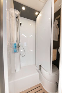 The shower cubicle! In combination with the plastic-panelled sliding door, the result is a fully waterproof shower cubicle. We can’t imagine a better use of limited space.
