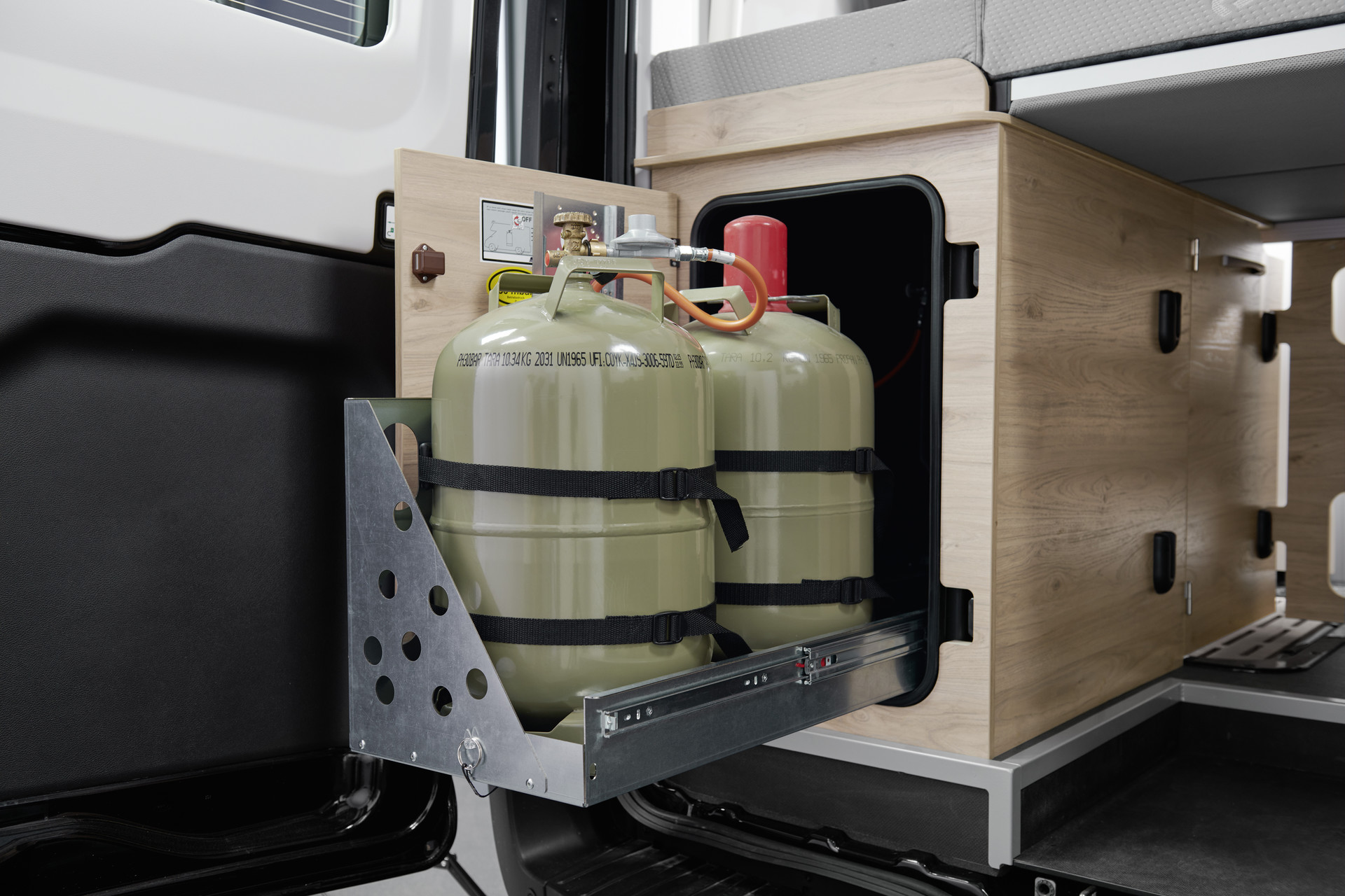 The practical pull-out makes changing gas bottles a back-friendly and easy process (option, depending on the layout).