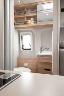 Ford compact bathroom: extremely spacious thanks to the optimum room layout, plenty of room for showering.