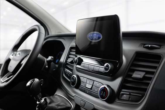 Das Ford-Audiosystem mit DAB+, eine Rückfahrkamera mit Bildübertragung des rückwärtigen Fahrwegs im Multifunktionsdisplay sowie eine moderne Klimaanlage inkl. Staub- und Pollenfilter bringen Komfort und gute Laune für alle, die im Camper mitfahren.